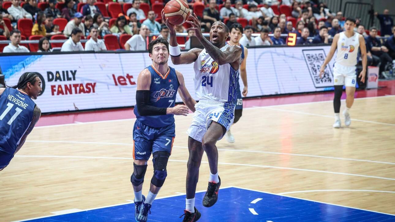 Rondae Hollis-Jefferson of TNT Tropang Giga (number 24) goes up for a layup against Cliff Hodge of the Meralco Bolts (number 7) during a PBA game.