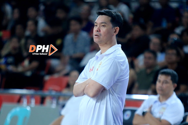 Head coach Jerson Cabiltes drawing a defensive play for the Caloocan Batang Kankaloo during a timeout