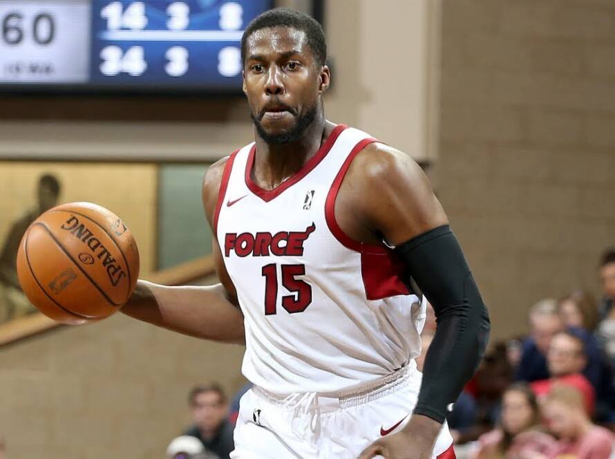 Alt Text: Import Tony Mitchell performing a powerful slam dunk for the Macau Black Bears PBA guest team 