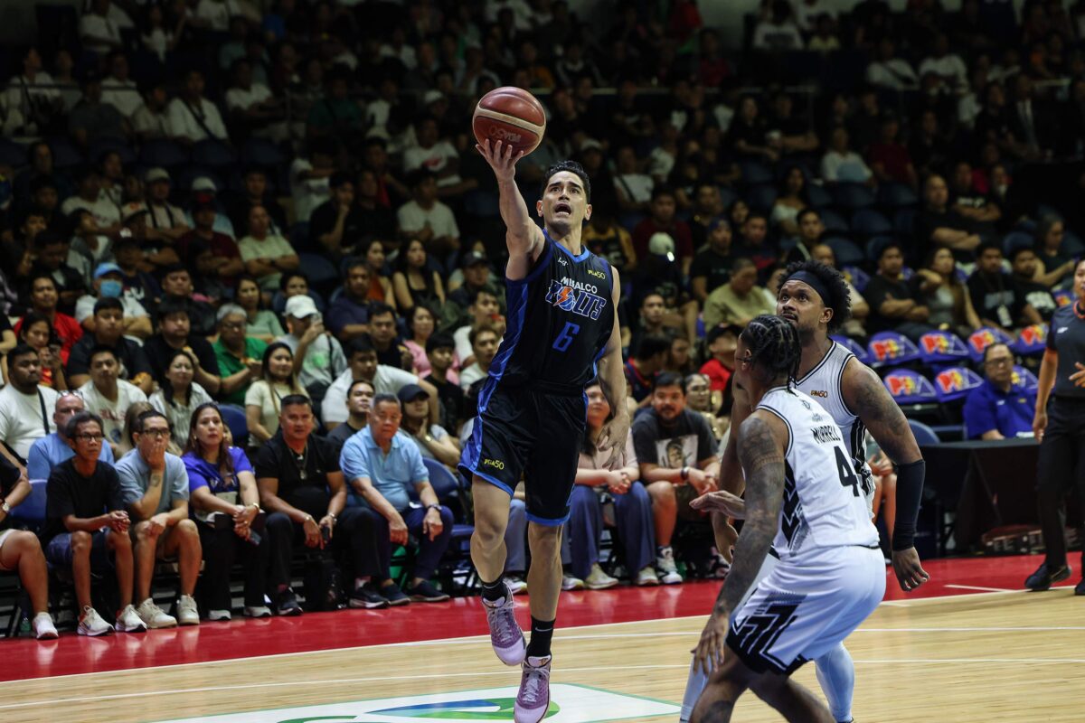 Chris Banchero of the Meralco Bolts making a layup during a dominant victory over Blackwater.