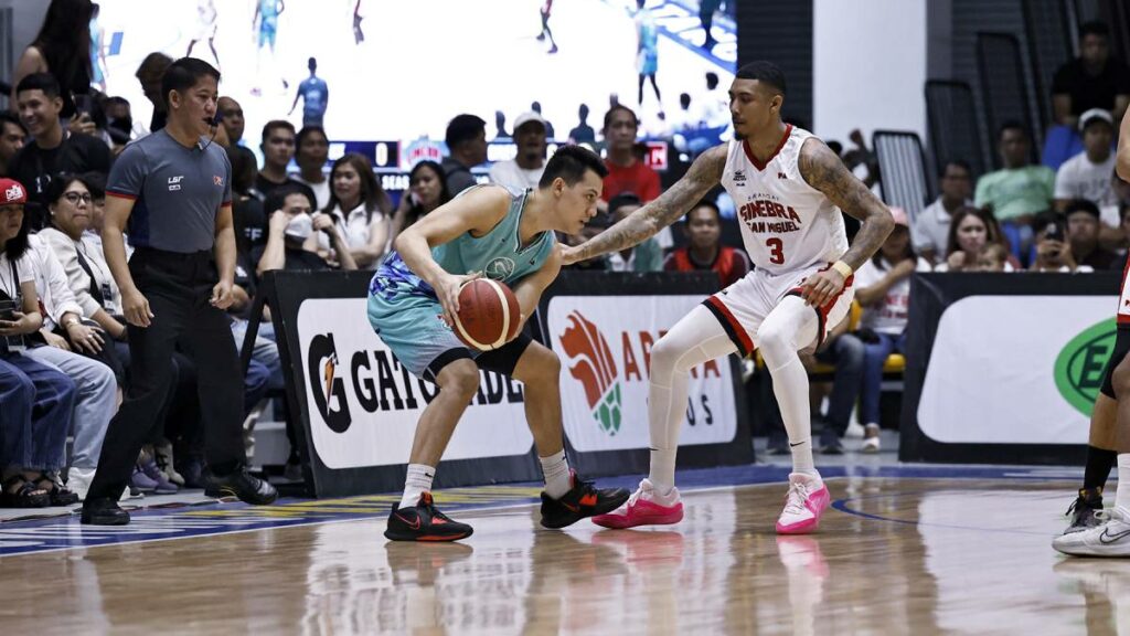 ginebra-phoenix-loose-ball-action | GGSLOT | Sports & Games News Barangay Ginebra and Phoenix Super LPG Masters battling for a loose ball during a crucial PBA playoff matchup