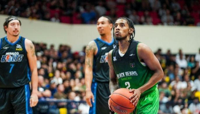 macau-black-bears-first-pba-victory | GGSLOT | Sports & Games News The Macau Black Bears PBA team celebrating their emotional first victory against Titan Ultra at the Ninoy Aquino Stadium
