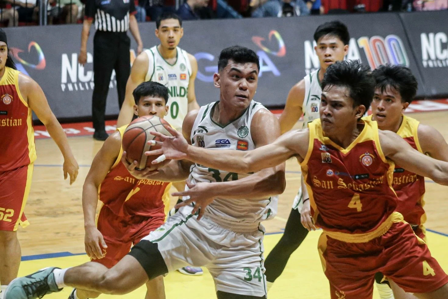benilde-blazers-vs-san-sebastian-stags | GGSLOT | Sports & Games News Benilde Blazers guard Matthew Jucom driving past a San Sebastian defender in the 19th Preseason Cup.
