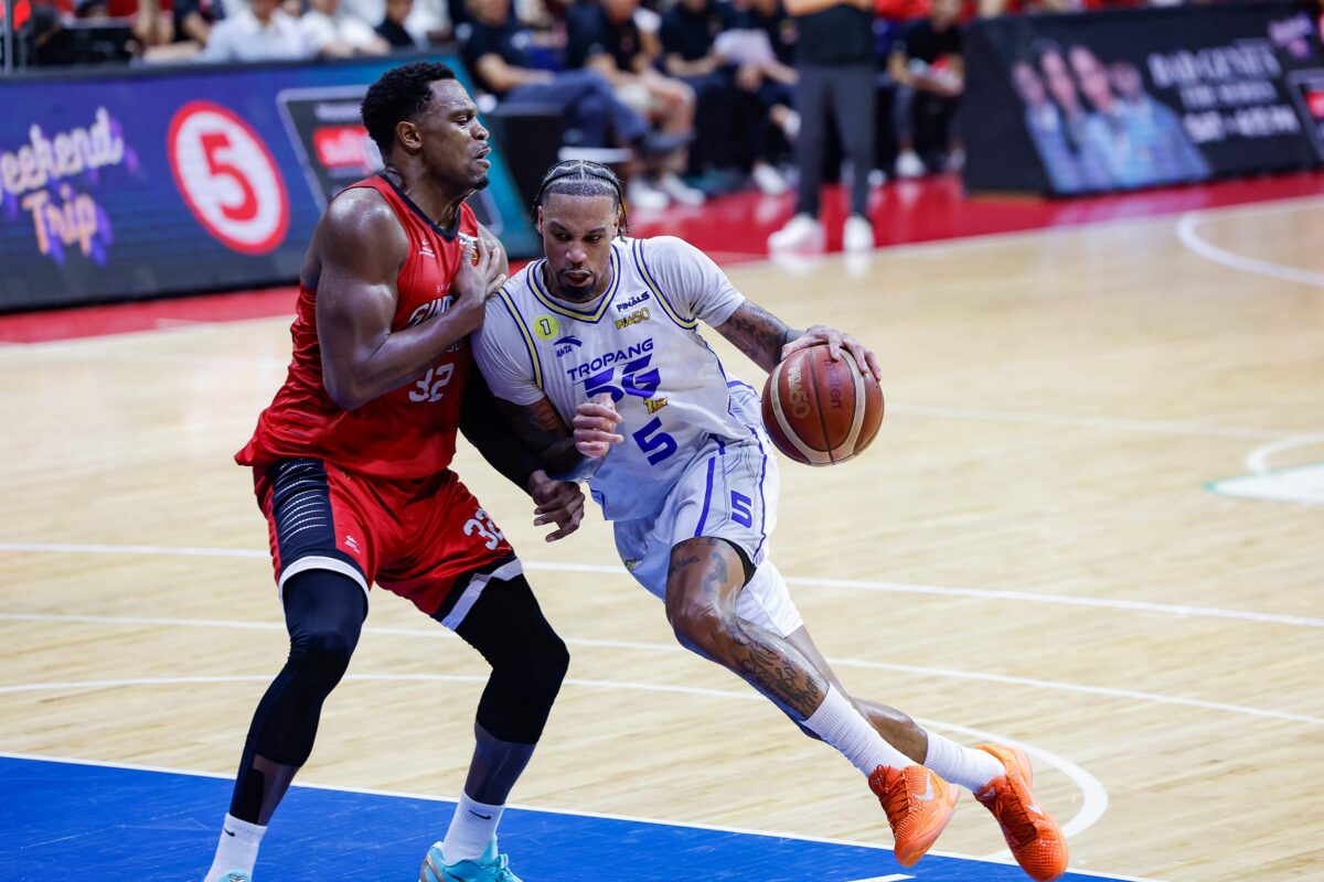 brownlee-mccullough-import-clash | GGSLOT | Sports & Games News Premium PBA imports crashing the painted area.