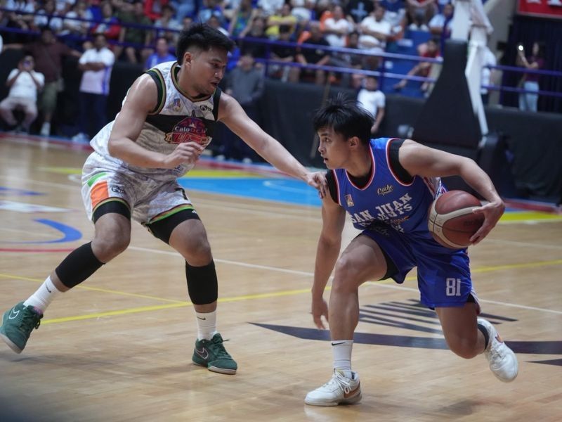 caloocan-san-juan-mpbl-matchup | GGSLOT | Sports & Games News Caloocan Batang Kankaloo driving against San Juan Knights defense
