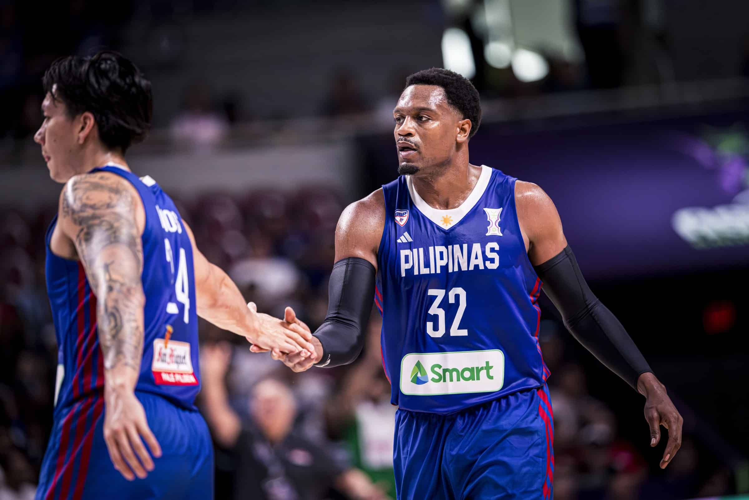justin-brownlee-gilas-pilipinas-fiba | GGSLOT | Sports & Games News Justin Brownlee driving past a defender during a FIBA tournament match.