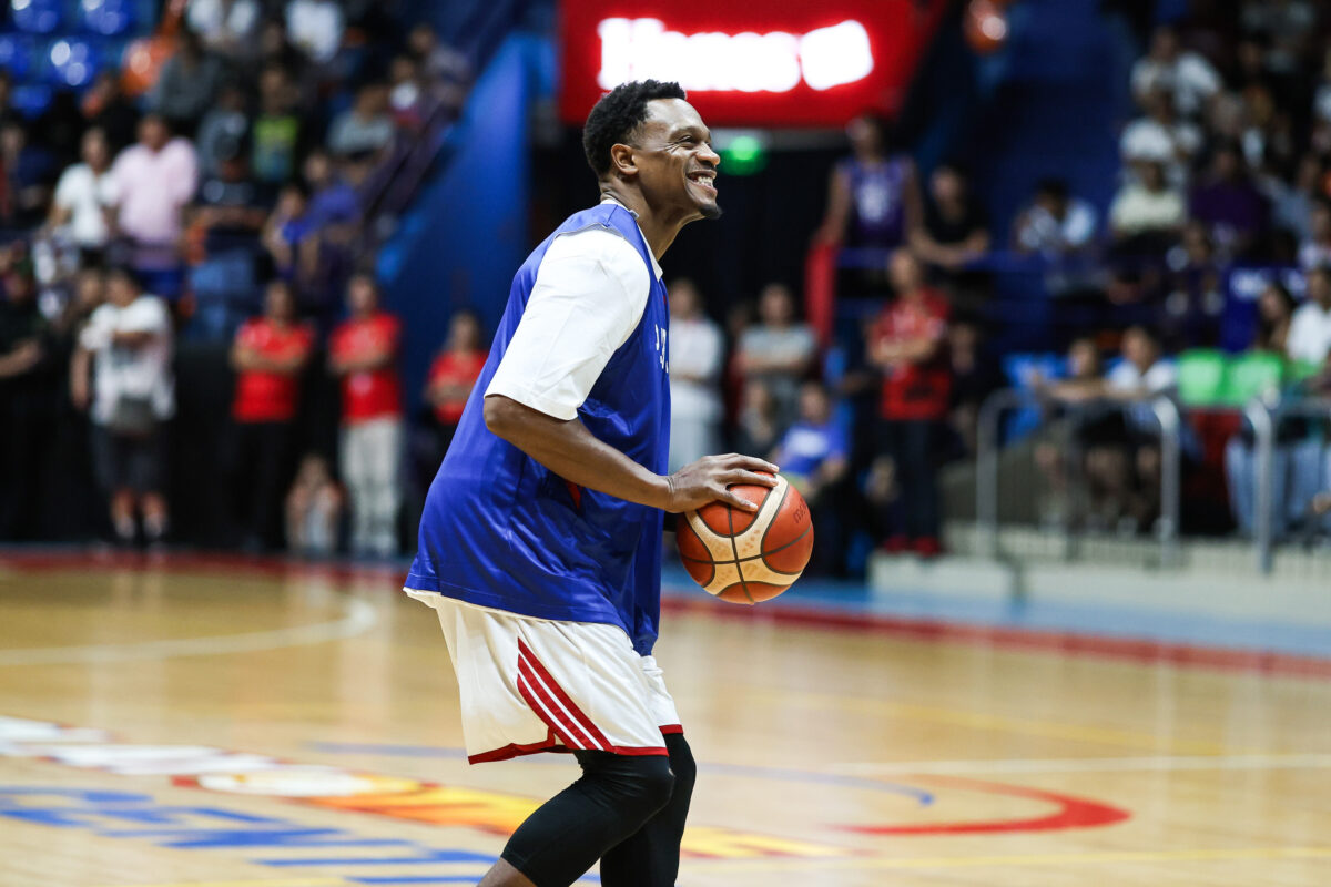 justin-brownlee-gilas-pilipinas-leadership | GGSLOT | Sports & Games News Gilas Pilipinas veteran forward Justin Brownlee handling the ball on court during an intense international FIBA qualifier match.