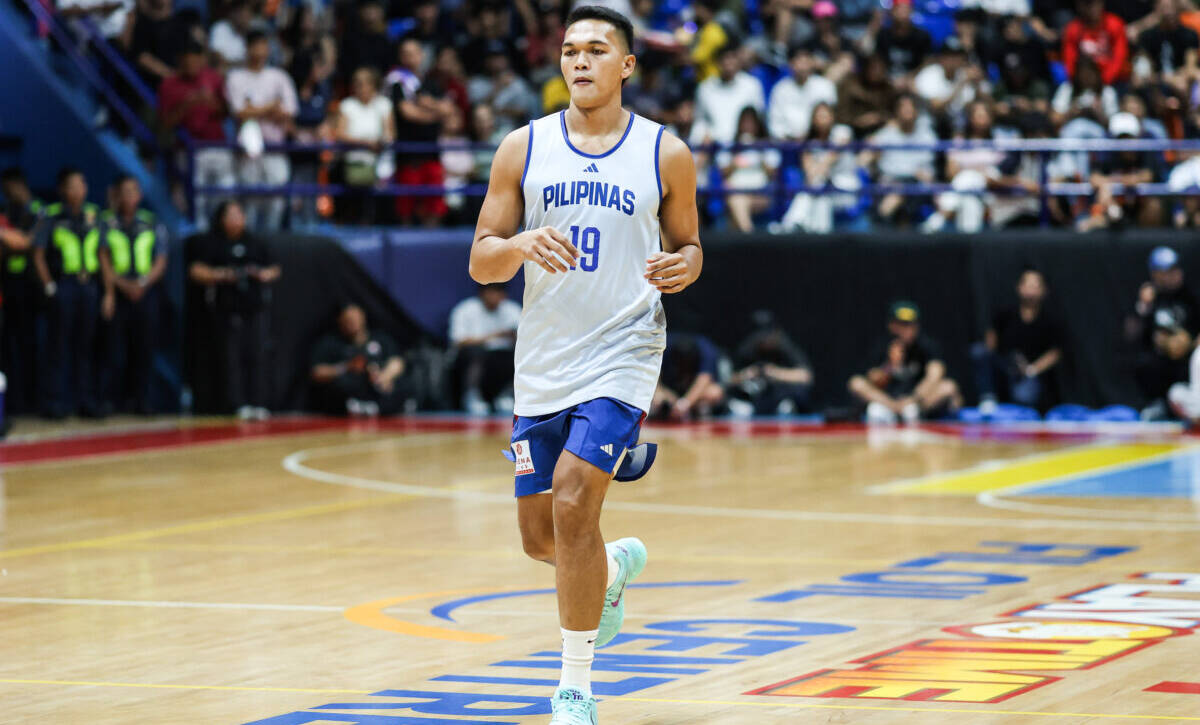Justine Baltazar practicing defensive rotations during the Gilas training camp.