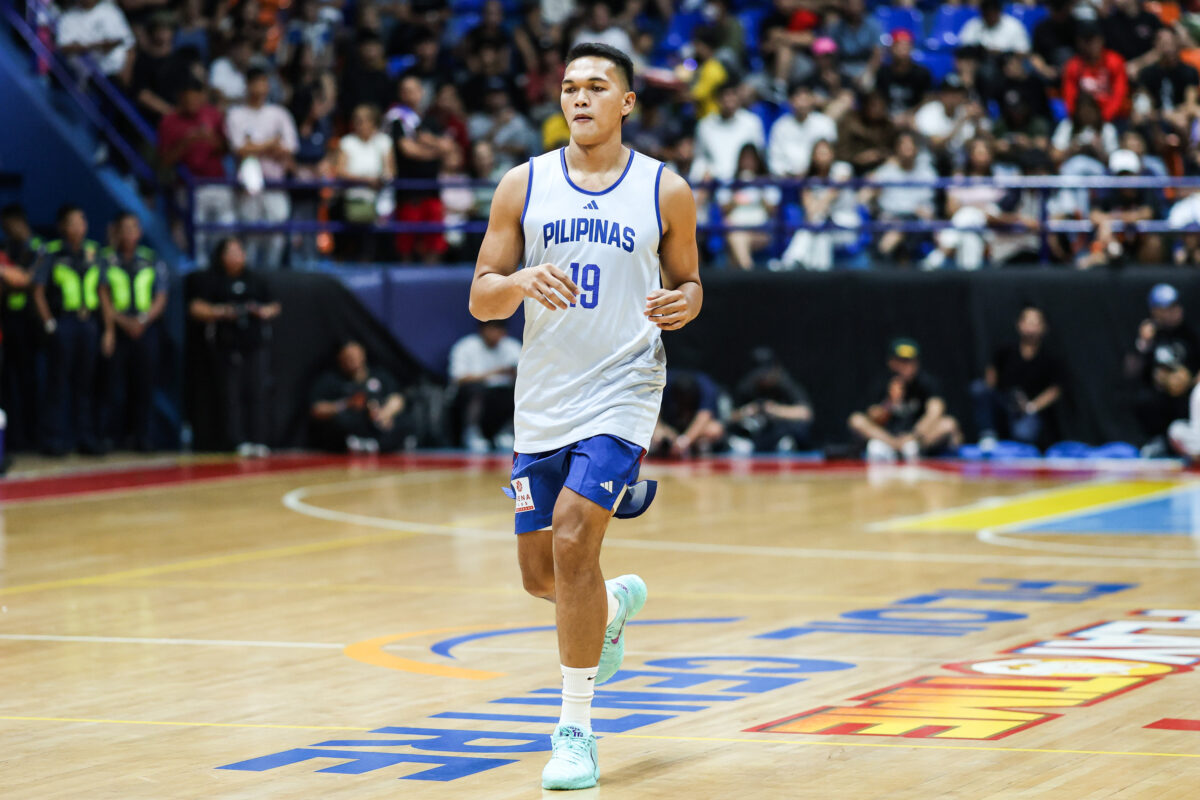 justine-baltazar-gilas-pilipinas-trainingjpg | GGSLOT | Sports & Games News Justine Baltazar practicing defensive rotations during the Gilas training camp.