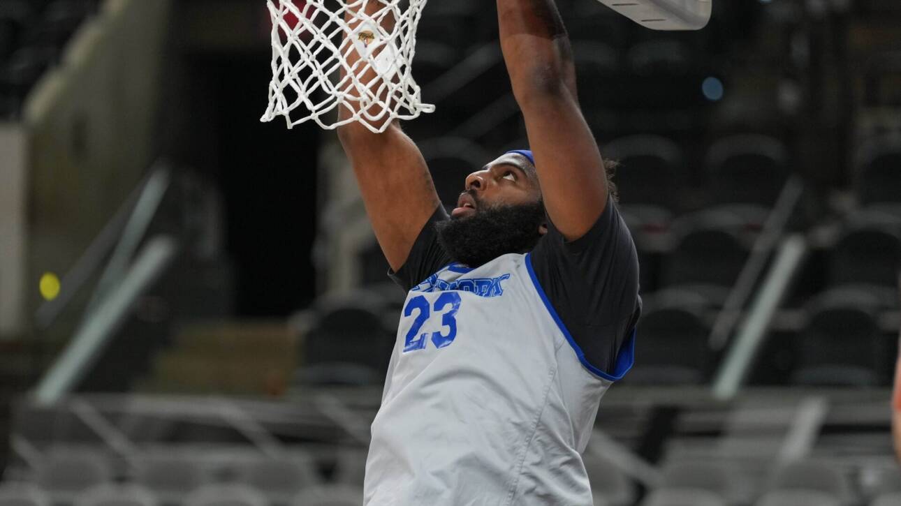 Mitchell Robinson grabbing a crucial rebound against the Spurs in the NBA Finals.