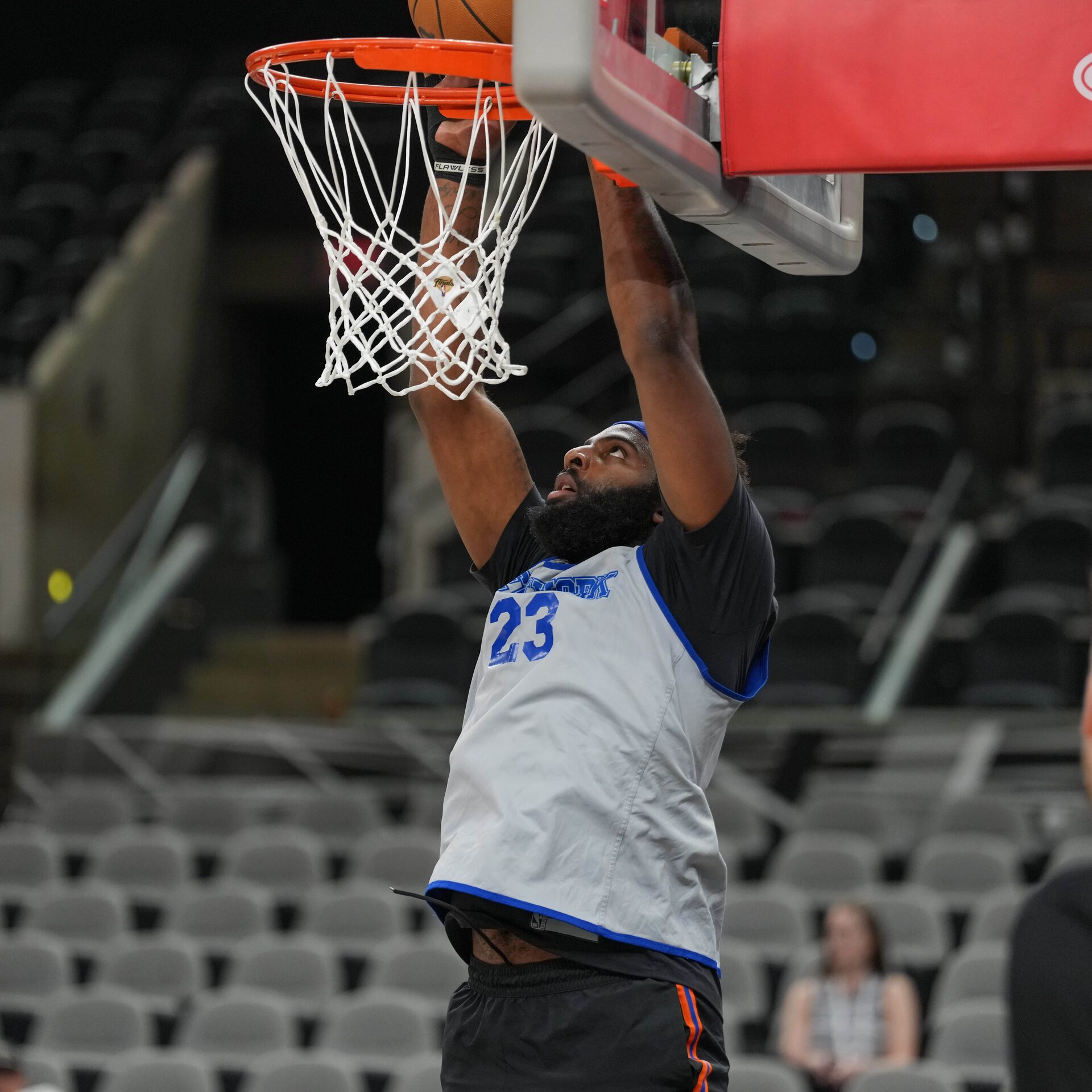 mitchell-robinson-spurs-finals-rebound | GGSLOT | Sports & Games News Mitchell Robinson grabbing a crucial rebound against the Spurs in the NBA Finals.
