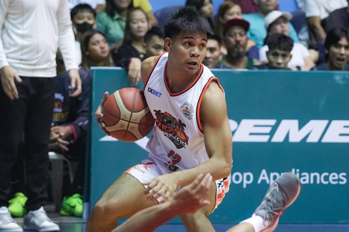 quezon-huskers-roster-gameplay | GGSLOT | Sports & Games News Members of the Quezon Huskers roster executing a defensive stop during a regular season game.