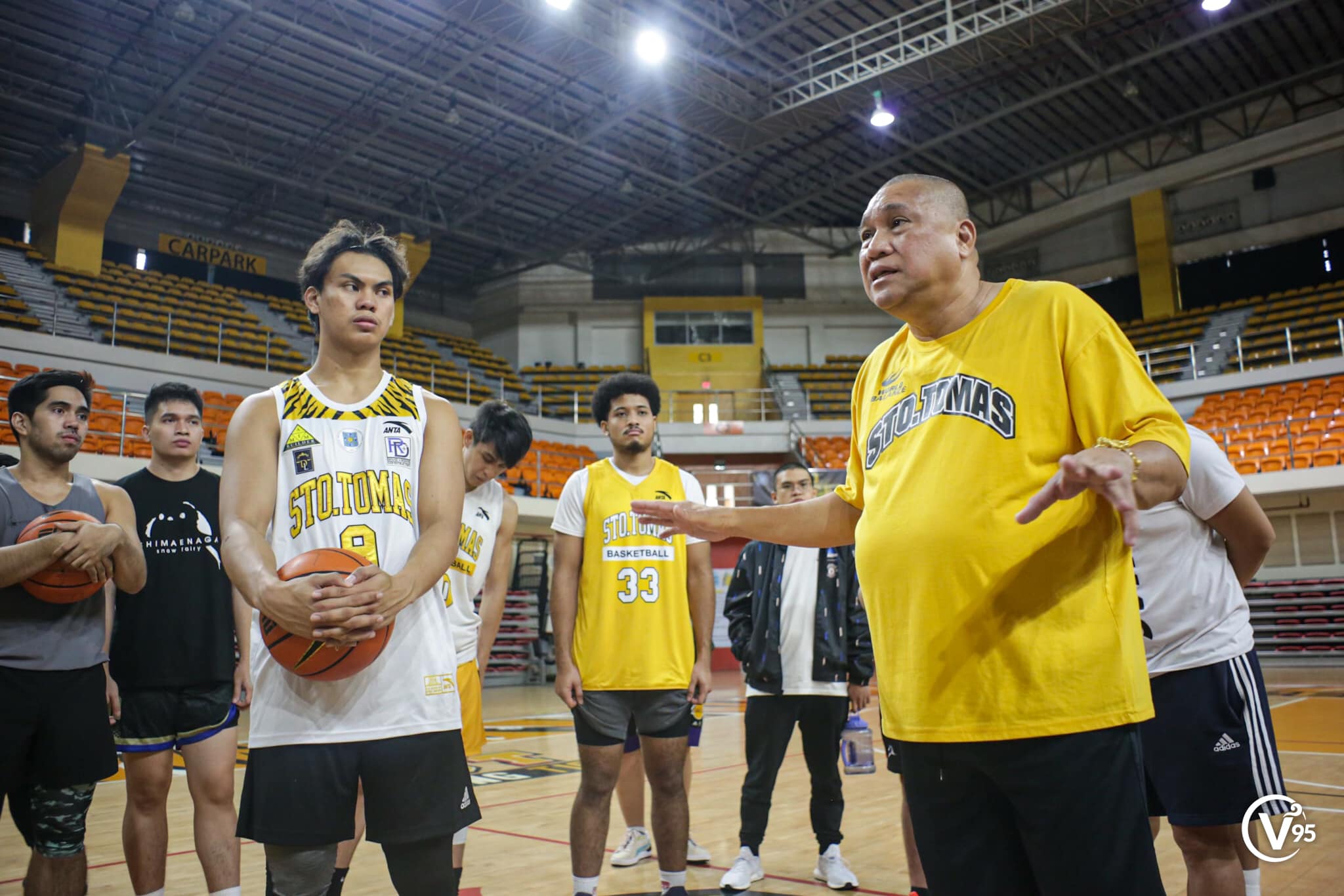 ust-growling-tigers-preseason-huddle | GGSLOT | Sports & Games News UST Growling Tigers head coach Pido Jarencio drawing up an offensive play during a timeout.