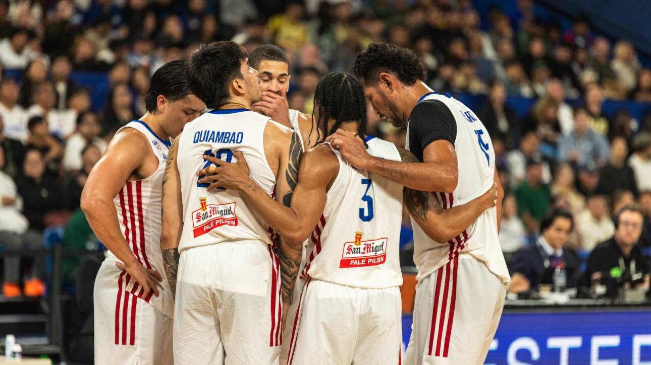 The Gilas Pilipinas team in a huddle before the Gilas vs Australia match.