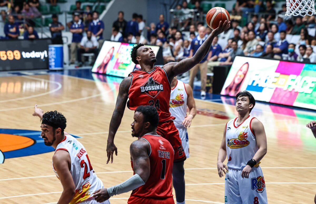 Kentrell Barkley powers the Blackwater Bossing | GGSLOT | Sports & Games News Blackwater import Kentrell Barkley, a key player in the current pba game schedule, drives for a score.
