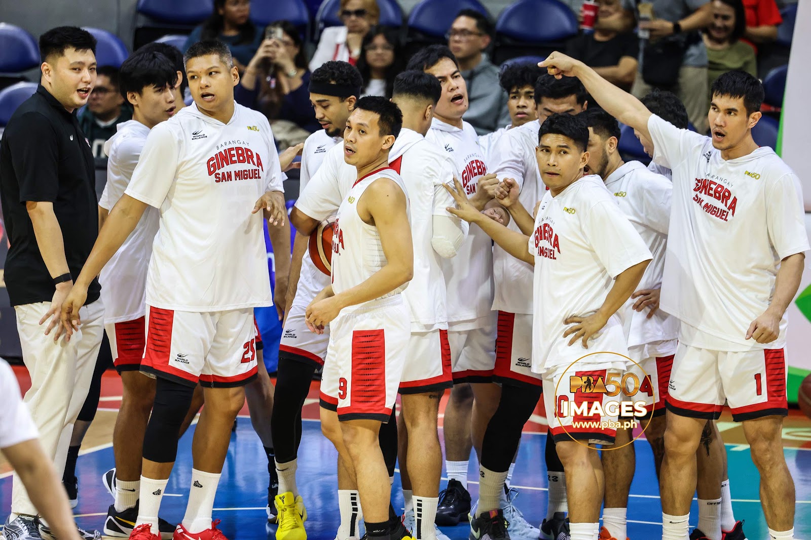barangay-ginebra-players-huddle-pba | GGSLOT | Sports & Games News Ginebra players during PBA Governors' Cup game at Smart Araneta Coliseum