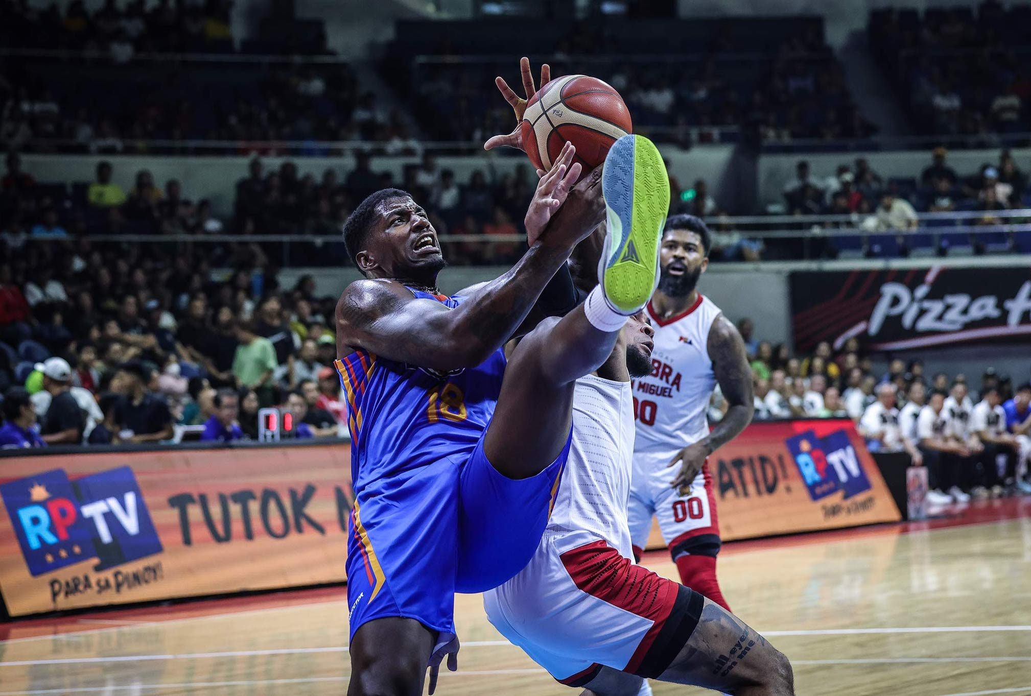 dequan-jones-nlex-road-warriors-dunk | GGSLOT | Sports & Games News DeQuan Jones executing a high-flying slam dunk for the NLEX Road Warriors.