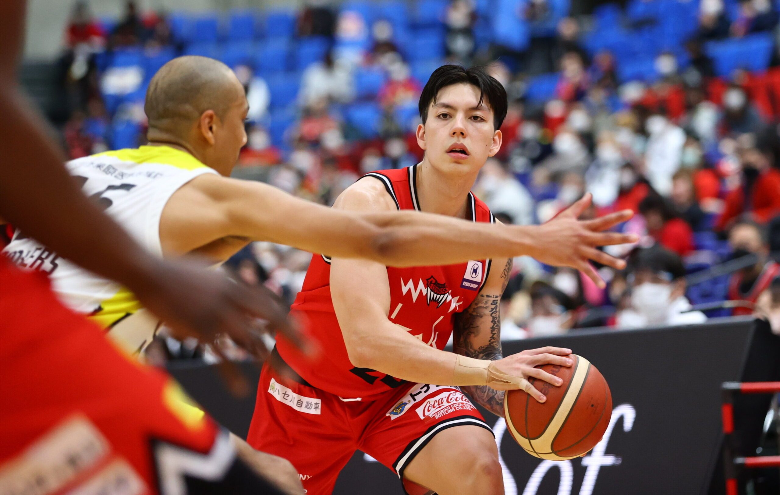 dwight-ramos-levanga-hokkaido-defense | GGSLOT | Sports & Games News Dwight Ramos defending on the perimeter in Levanga Hokkaido colors during a professional basketball game in Japan.