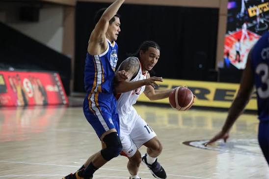 ordon Varnado driving past a defender while wearing the official Meralco Bolts team jersey.