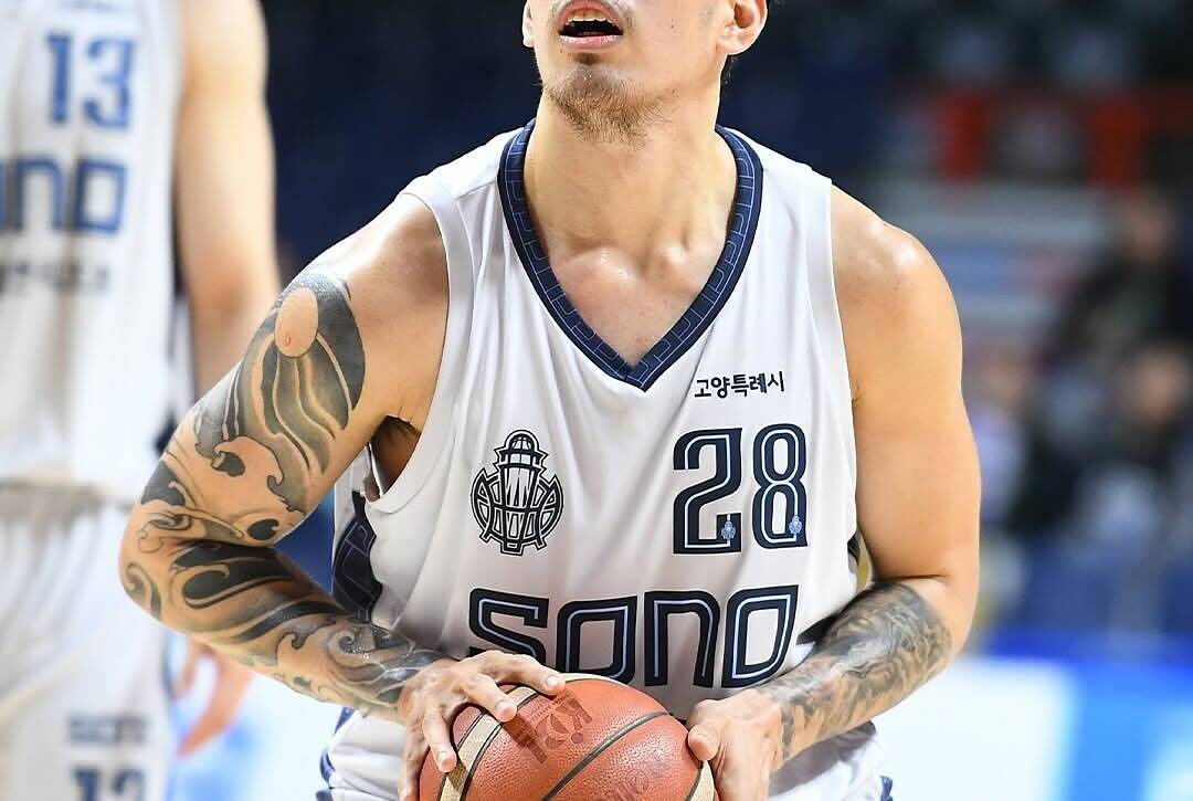 Kevin Quiambao driving hard against New Zealand defenders.