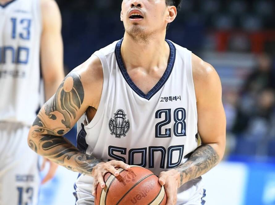 Kevin Quiambao driving hard against New Zealand defenders.