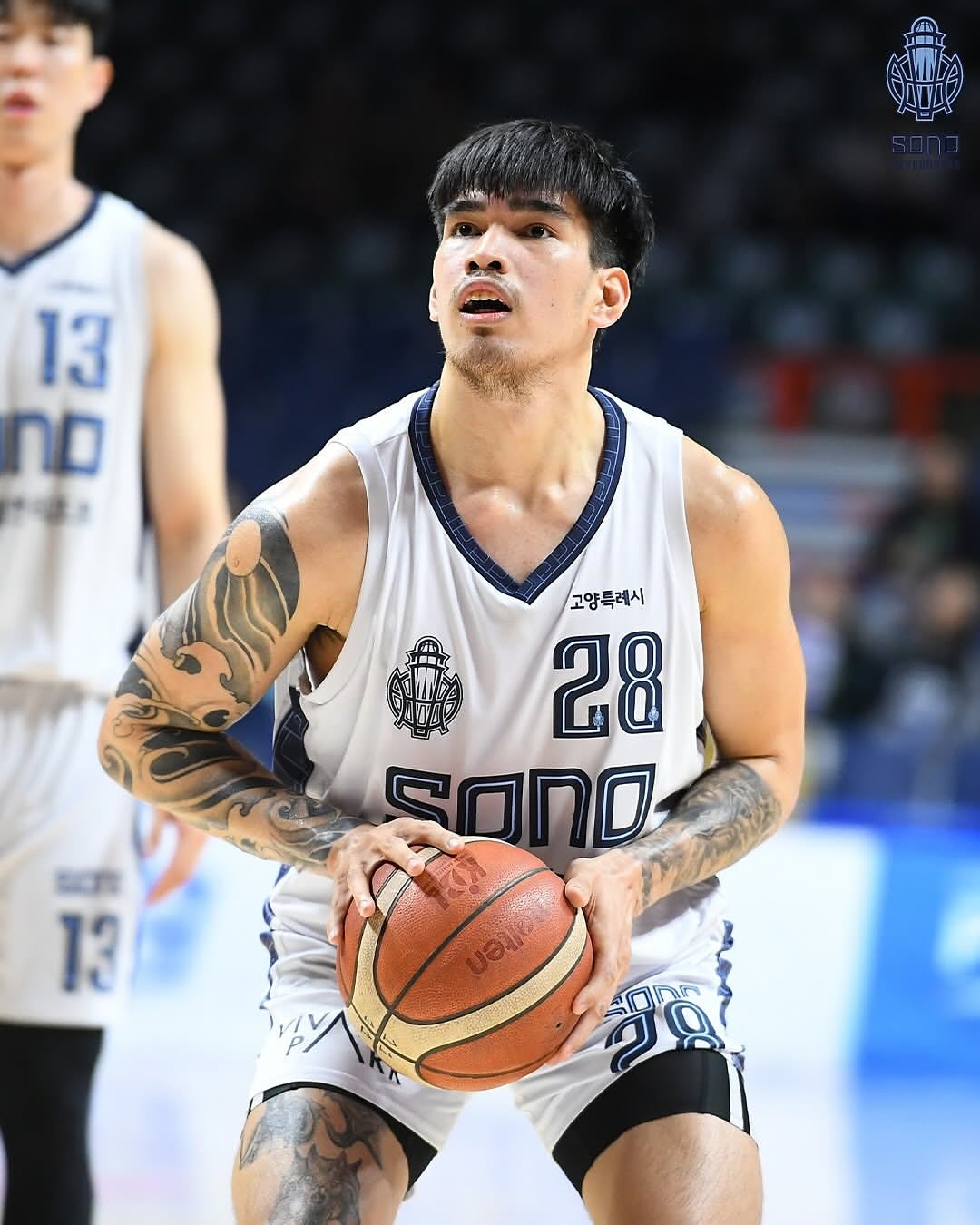 kevin-quiambao-driving-hard | GGSLOT | Sports & Games News Kevin Quiambao driving hard against New Zealand defenders.