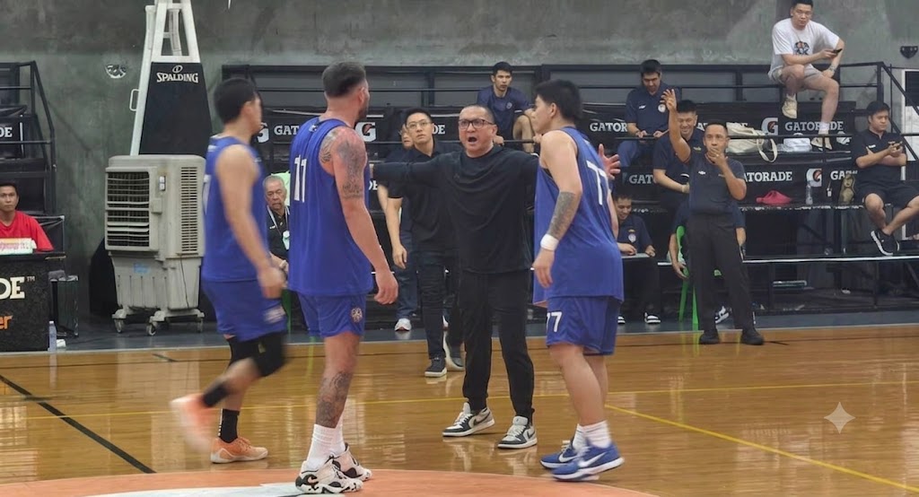 macau-giant-pandas-vs-nlex-score | GGSLOT | Sports & Games News Jimmy Alapag directing the NLEX Road Warriors during a critical timeout.
