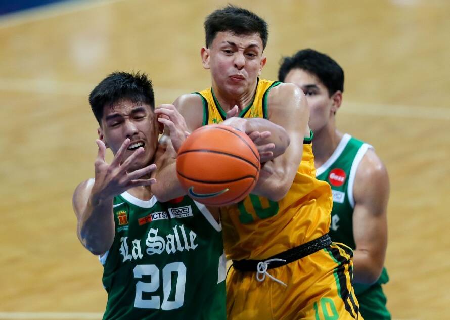 Basketball players fight for the ball as a green La Salle jersey player (#20) and a yellow jersey player (#10) reach in.