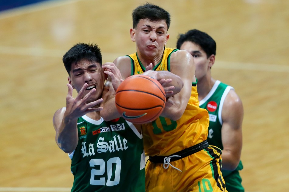 Basketball players fight for the ball as a green La Salle jersey player (#20) and a yellow jersey player (#10) reach in.