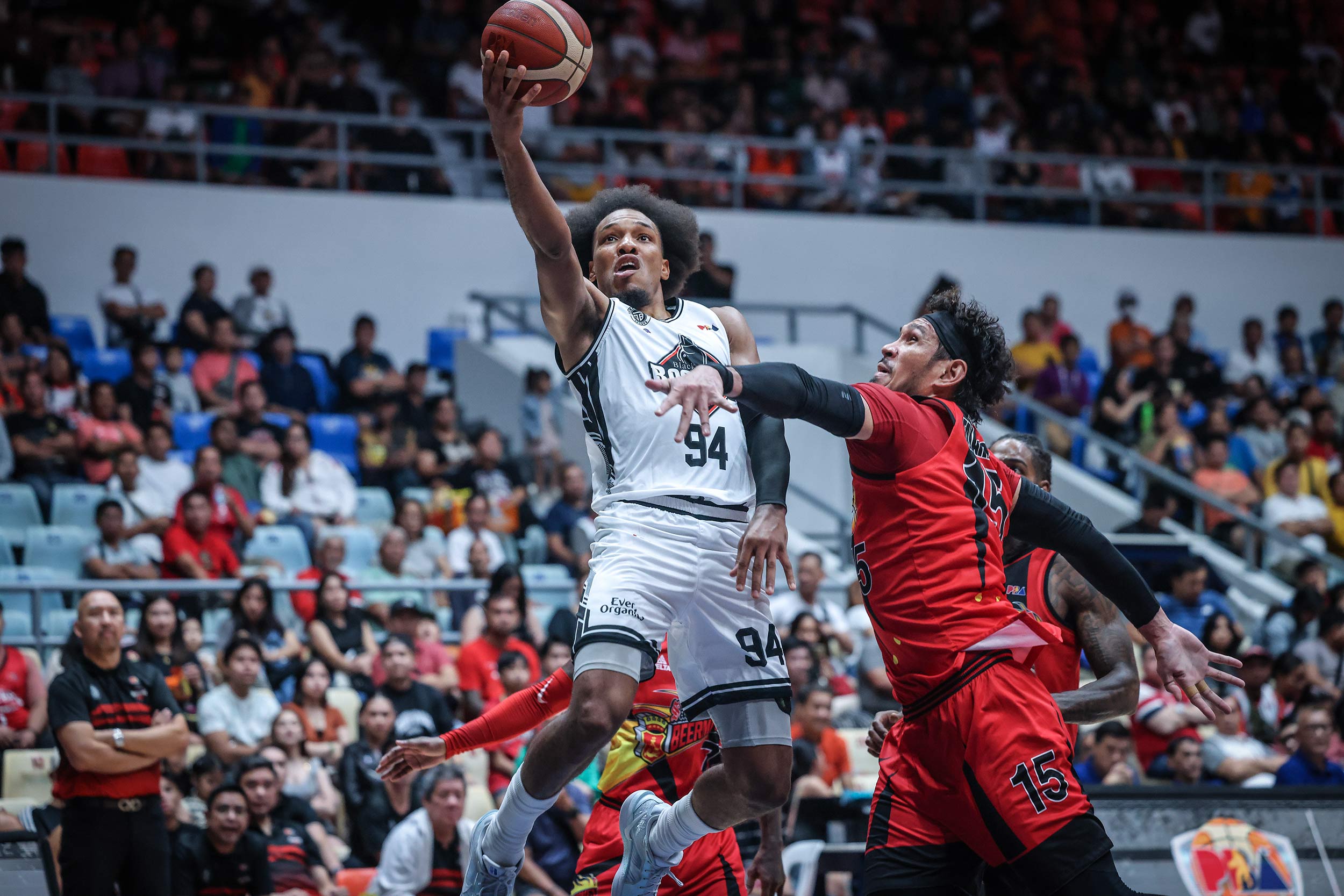 san-miguel-beermen-george-king-action | GGSLOT | Sports & Games News San Miguel Beermen import executing a powerful play during a PBA Governors' Cup game.